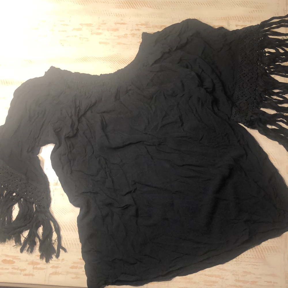 Elan fringe sleeve 3/4 length black top, scoop neck, one size
